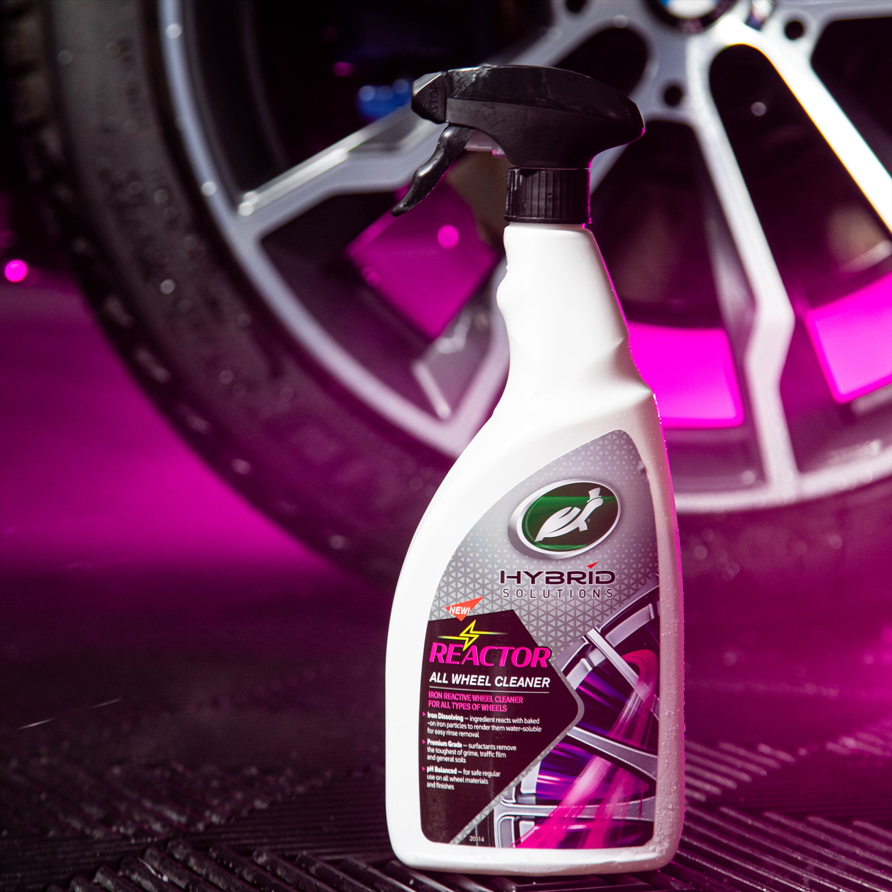 Turtle Wax Hybrid Solutions Reactor All Wheel Cleaner for alloy wheels. Iron-reactive formula helps remove brake dust and grime.