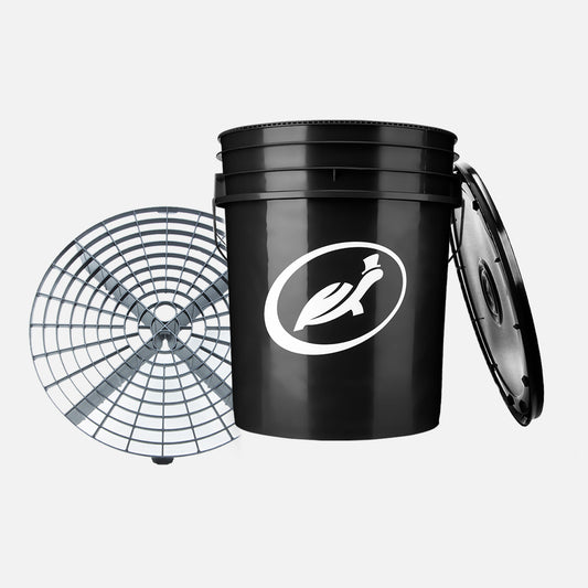 Black Turtle Wax 5-gallon bucket with dirt trap and lid. Ideal for car care 