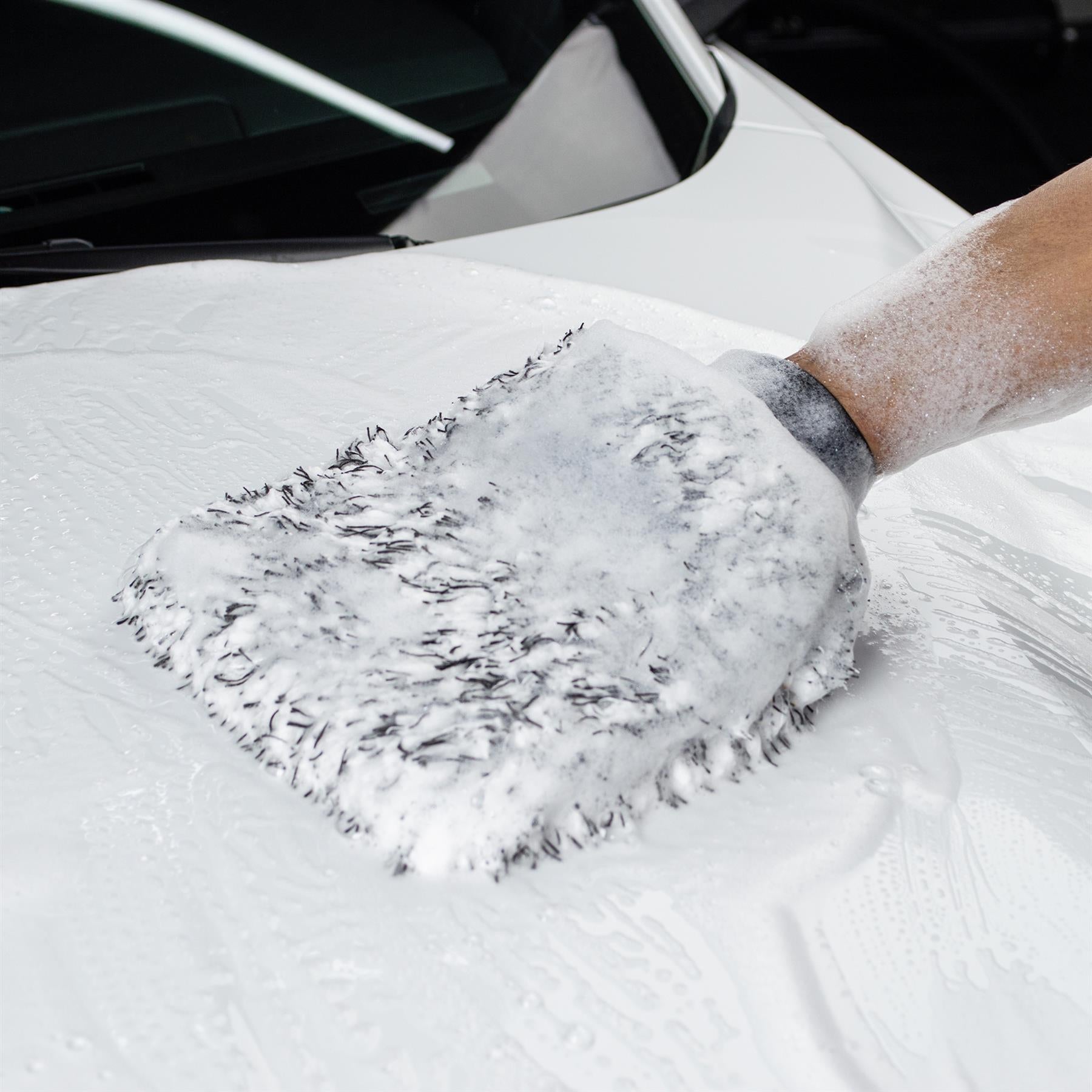 Microfibre wash mitt gently cleaning a motor car. Ideal for valeting & detailing. Super soft plush material for a streak-free finish.
