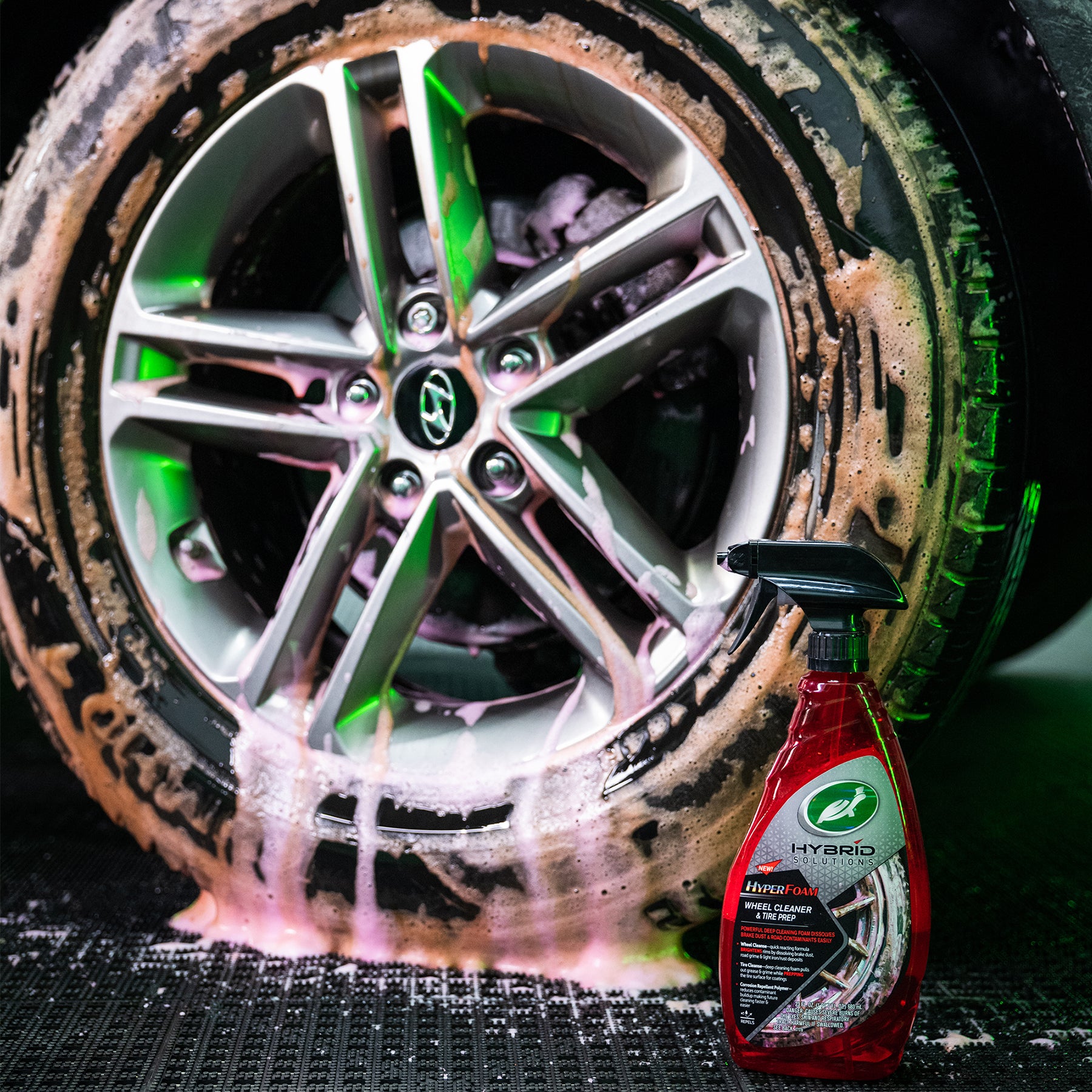 Turtle Wax Hybrid Solutions for wheel cleaning. Car detailing spray for alloy wheels and tyres, with foam.