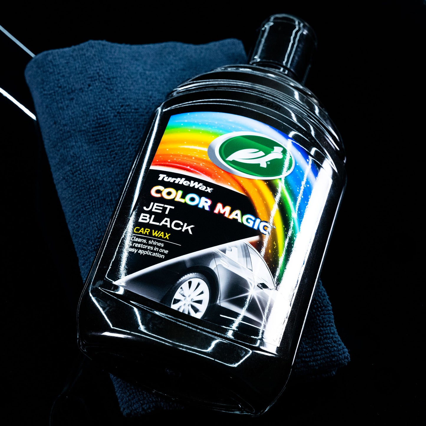 Turtle Wax Color Magic Jet Black Car Wax 500ml restores dark paint. Includes a cleaning cloth.

