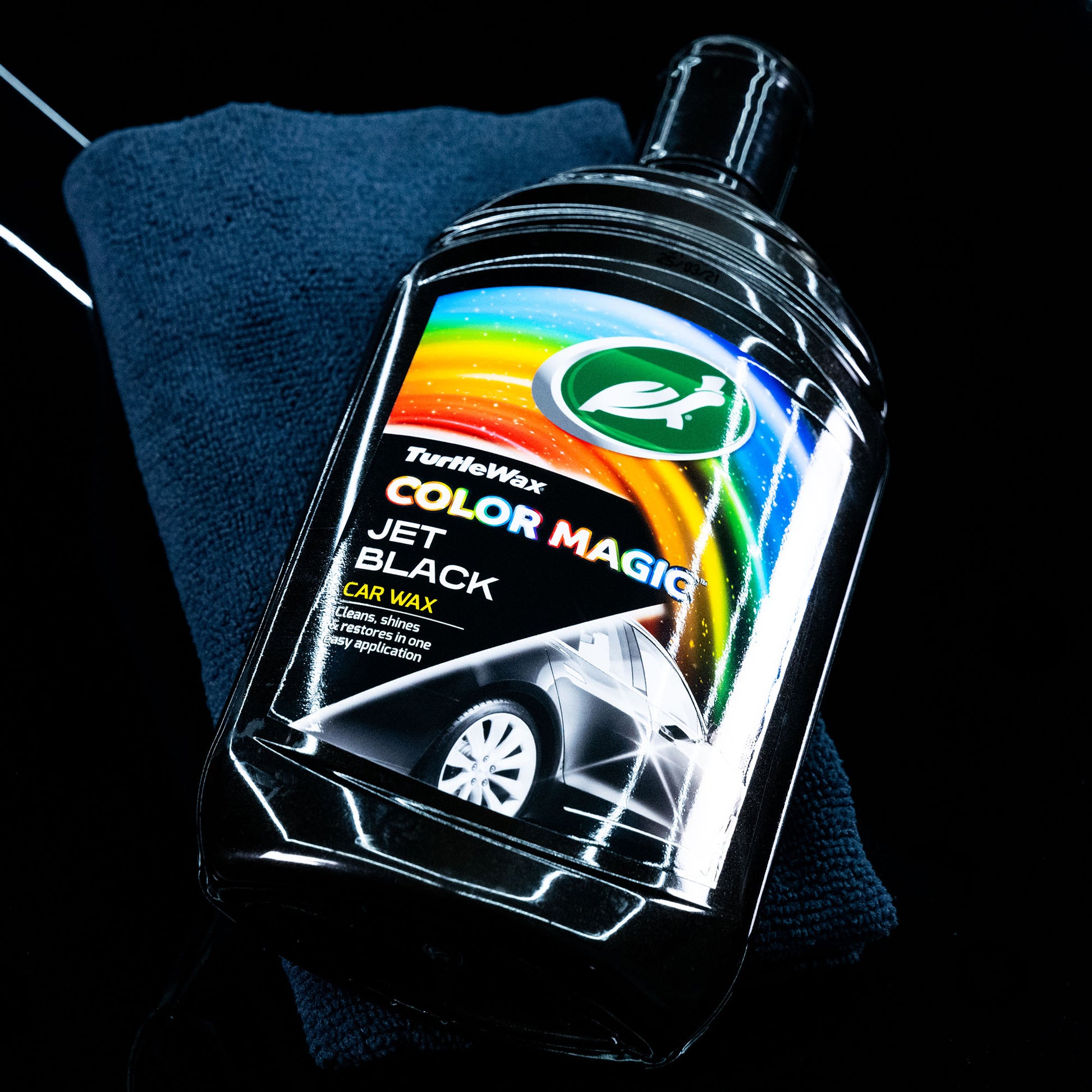 Turtle Wax Color Magic Jet Black Car Wax 500ml restores dark paint. Includes a cleaning cloth.
